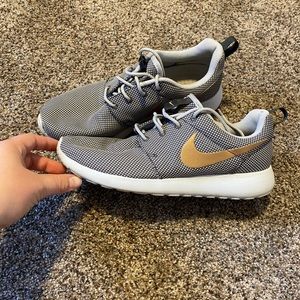 Nike Roshe — Like New Gray and Gold